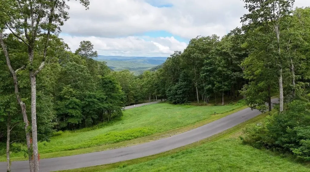 15 Delafield Road Hot Springs VA 24445