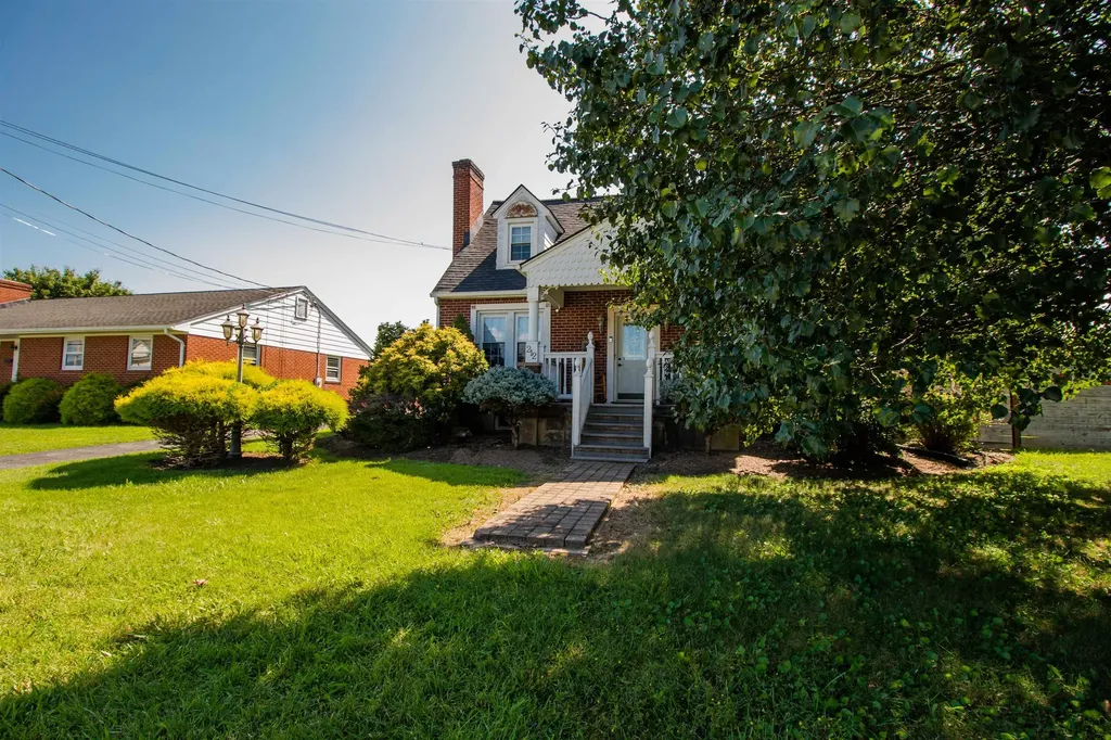 212 Stuart Avenue N Elkton VA 22827