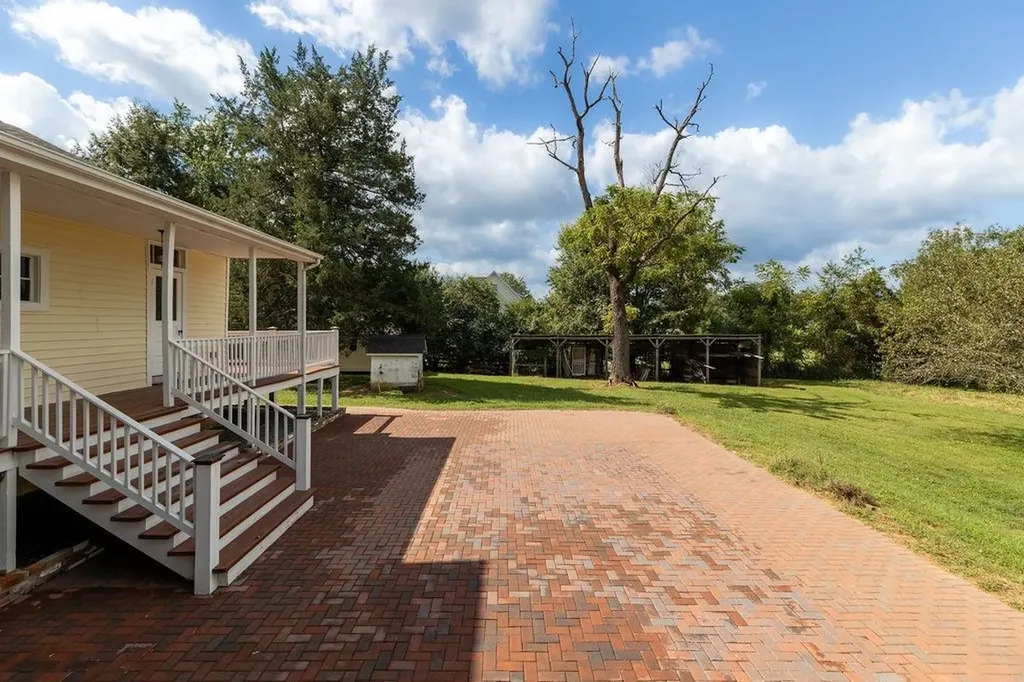 745 Albevanna Spring Road Scottsville VA 24590