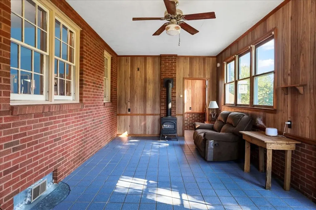 3634 East Side Highway N Elkton VA 22827