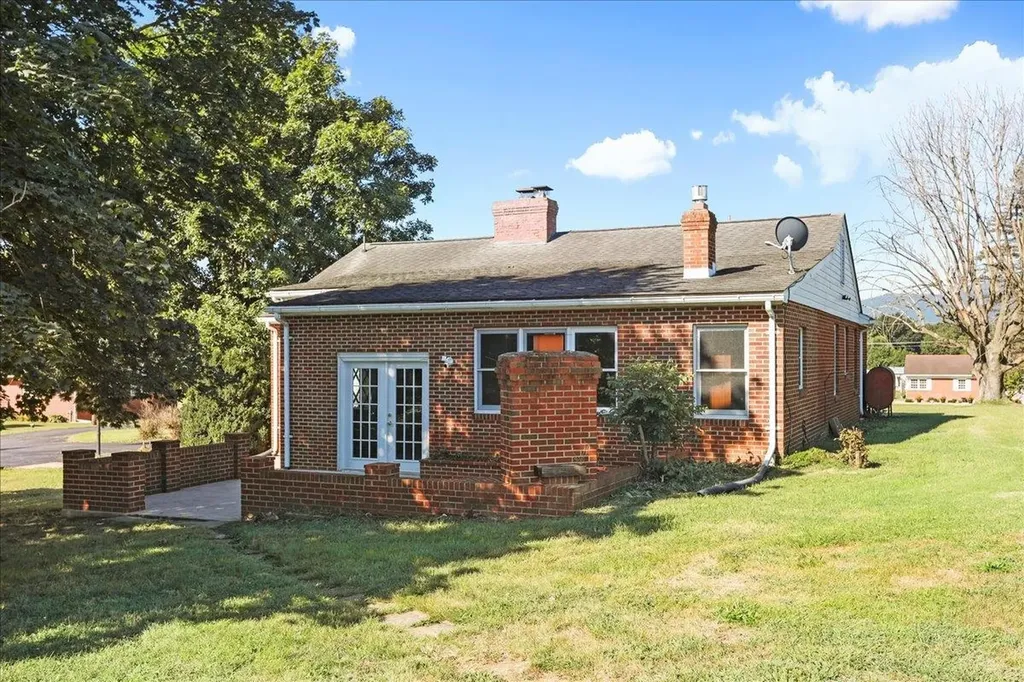 3634 East Side Highway N Elkton VA 22827