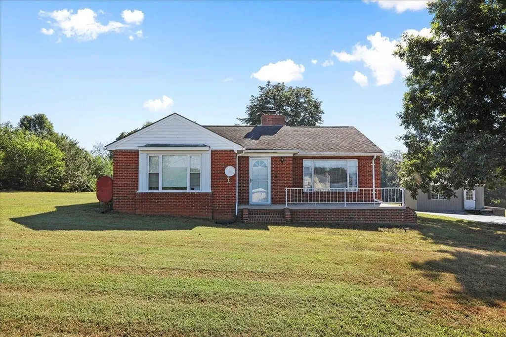 3634 East Side Highway N Elkton VA 22827