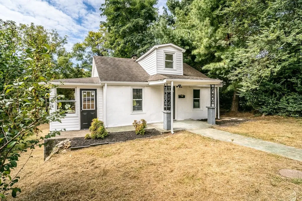 204 Dogwood Street Waynesboro VA 22980