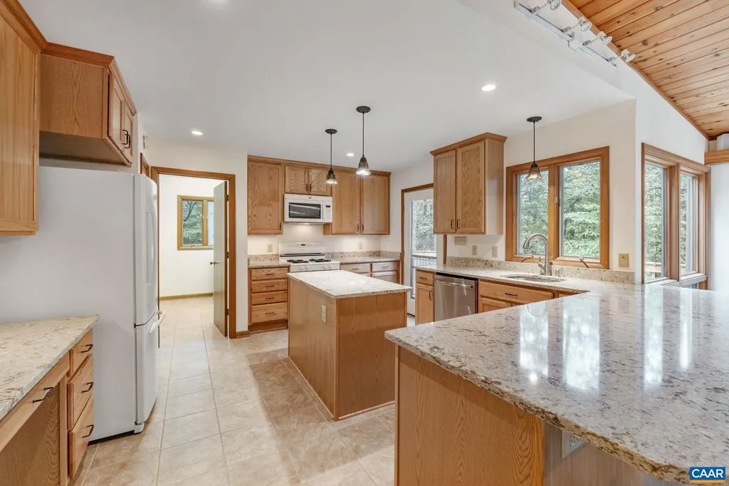 710 Sharps Creek Road Scottsville VA 24590