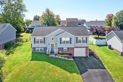 704 Stonewall Circle Staunton VA 24401