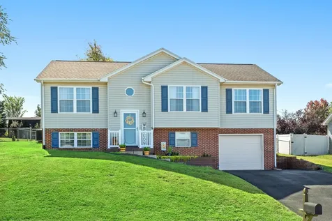 704 Stonewall Circle Staunton VA 24401