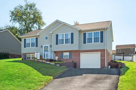 704 Stonewall Circle Staunton VA 24401