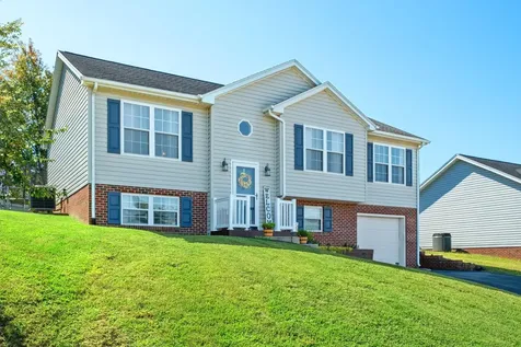 704 Stonewall Circle Staunton VA 24401