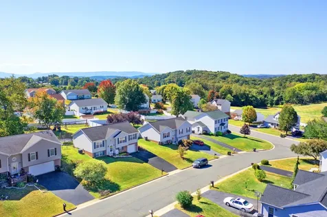 704 Stonewall Circle Staunton VA 24401