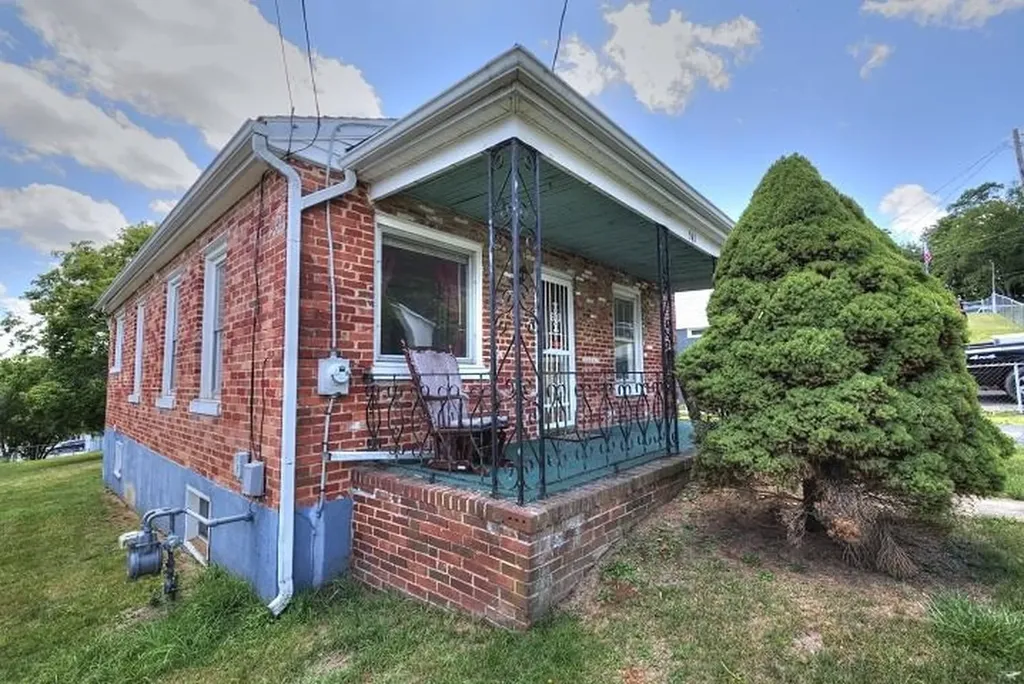541 Hull Street Staunton VA 24401