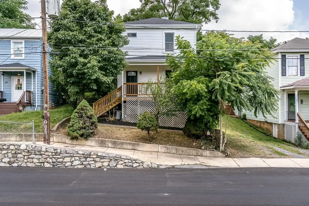 805 Stuart Street Staunton VA 24401