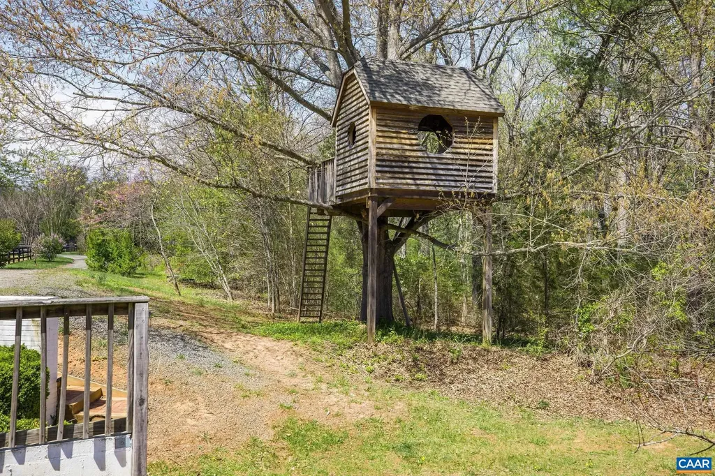 1074 Simmons Gap Road Dyke VA 22935