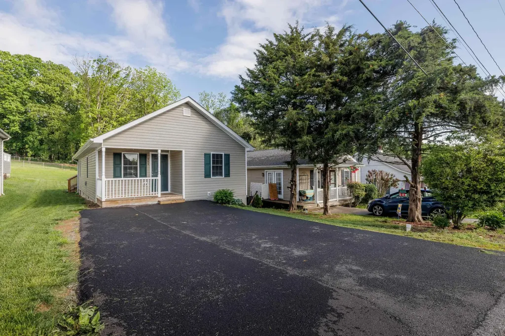 504 F Street Staunton VA 24401