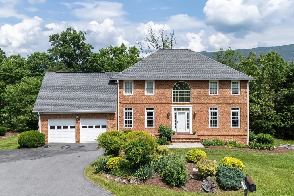 138 Manor Drive Edinburg VA 22824