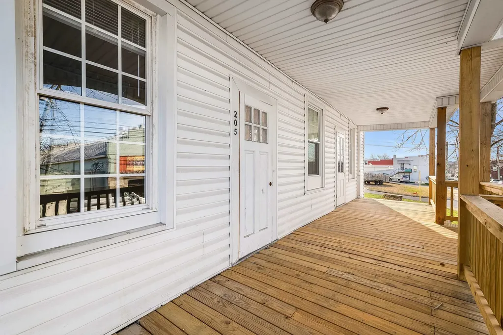 203 Main Street N Broadway VA 22815