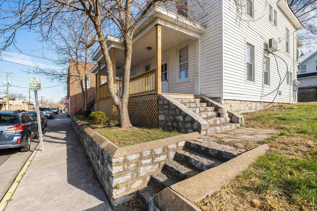 203 Main Street N Broadway VA 22815