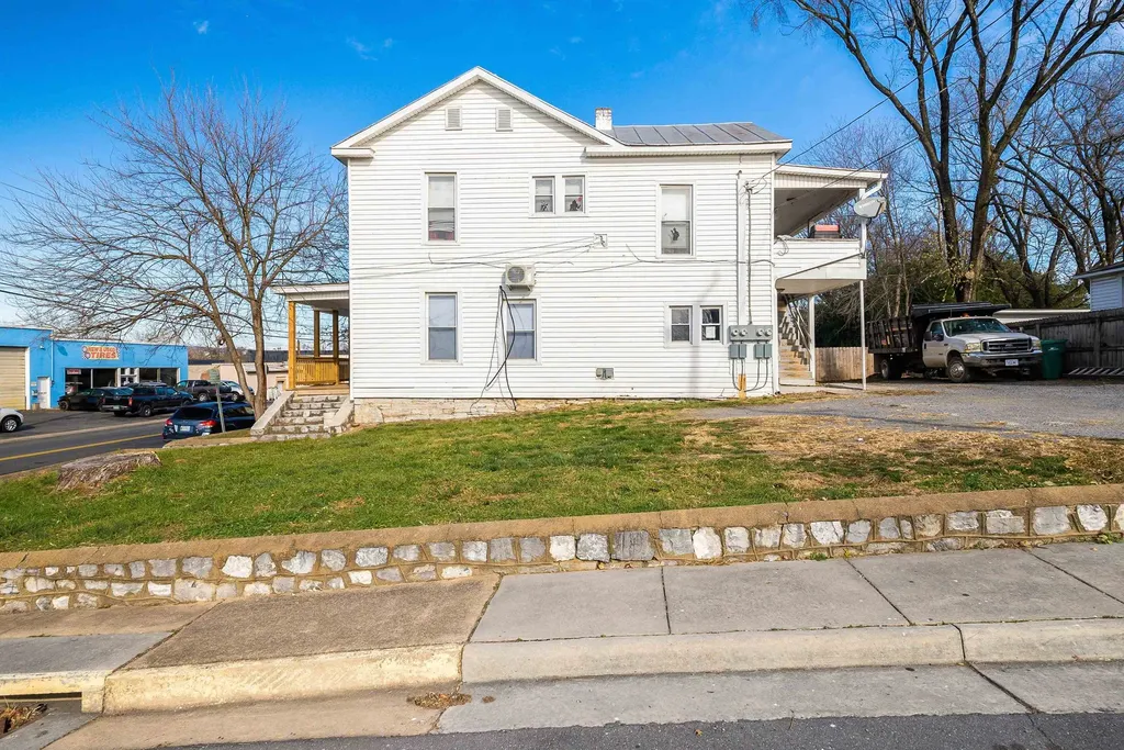 203 Main Street N Broadway VA 22815