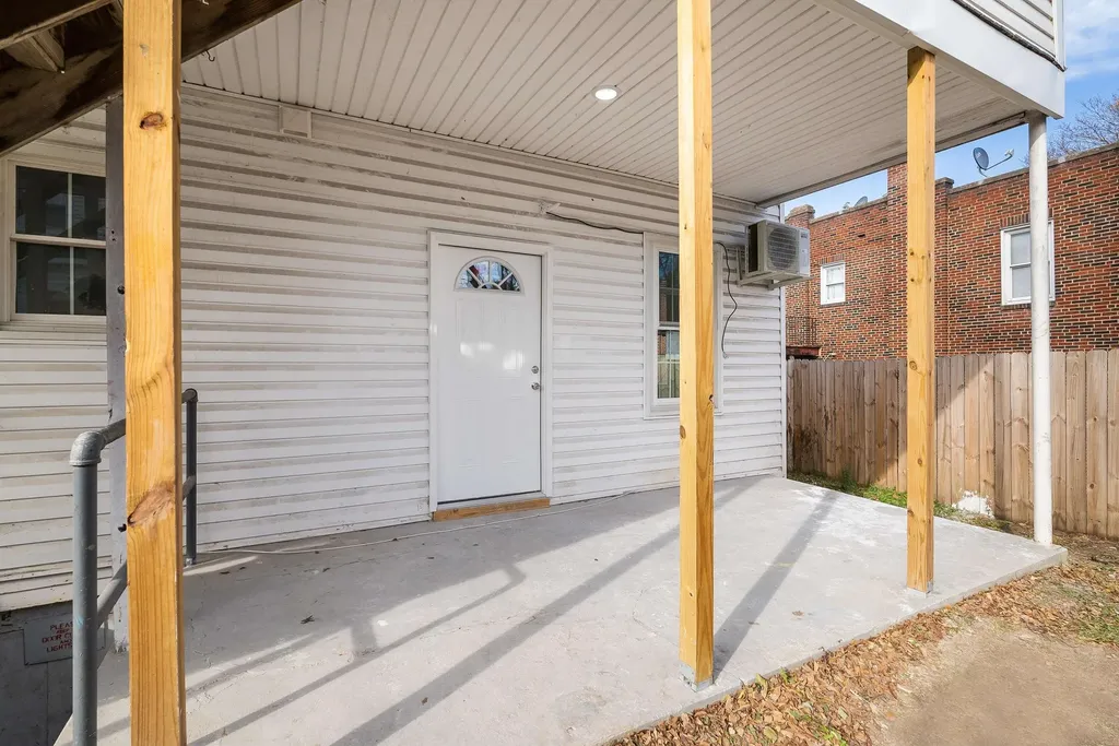 203 Main Street N Broadway VA 22815