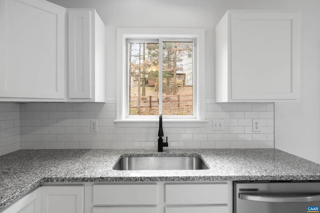 33 Brougham Road Palmyra VA 22963