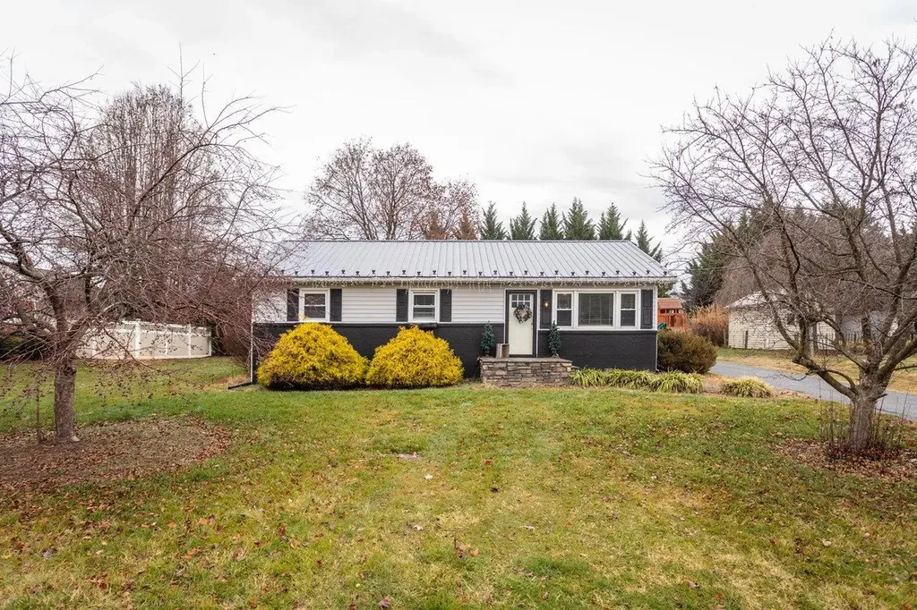 328 W Prospect Avenue W Elkton VA 22827