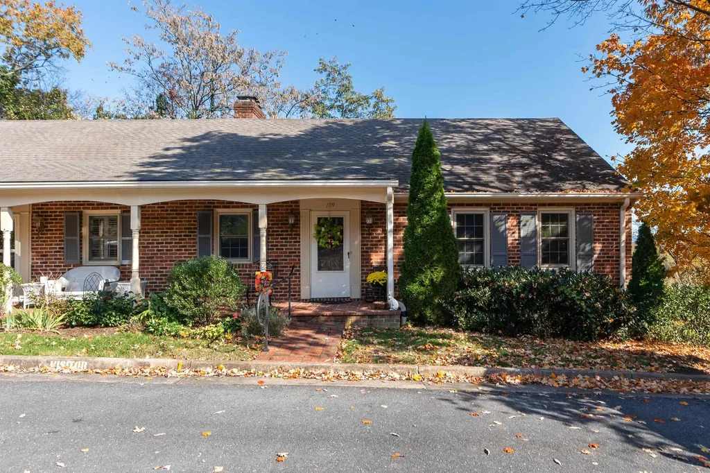 109 Waverley Green Staunton VA 24401