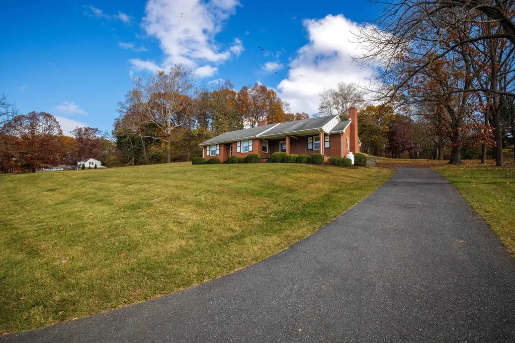 952 Old White Hill Road Stuarts Draft VA 24477