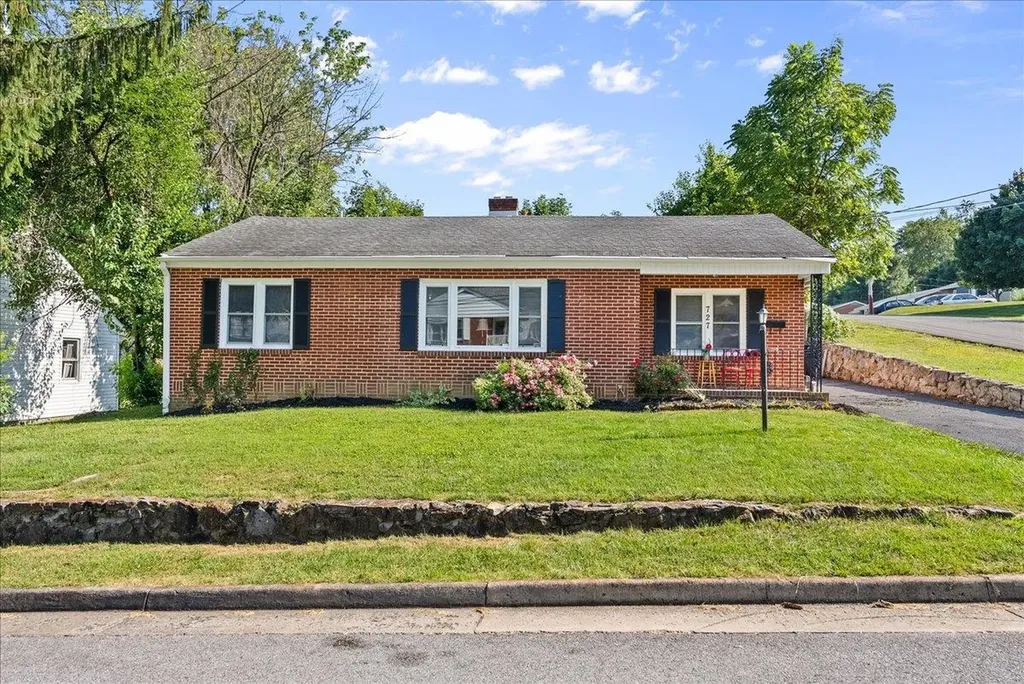 727 Cherry Hill Drive Staunton VA 24401