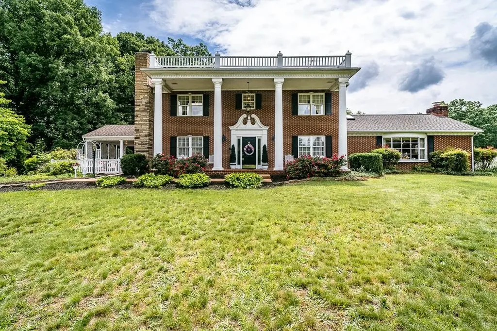 8217 South East Side Highway Elkton VA 22827