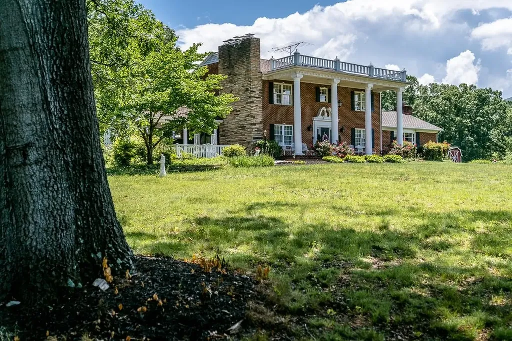 8217 South East Side Highway Elkton VA 22827