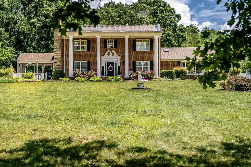 8217 South East Side Highway Elkton VA 22827