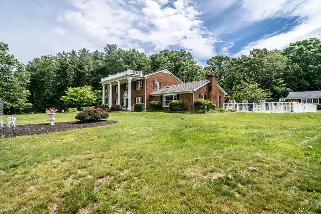 8217 South East Side Highway Elkton VA 22827