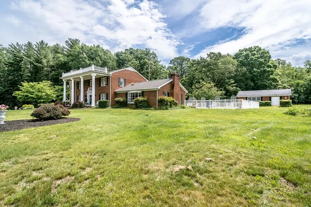 8217 South East Side Highway Elkton VA 22827