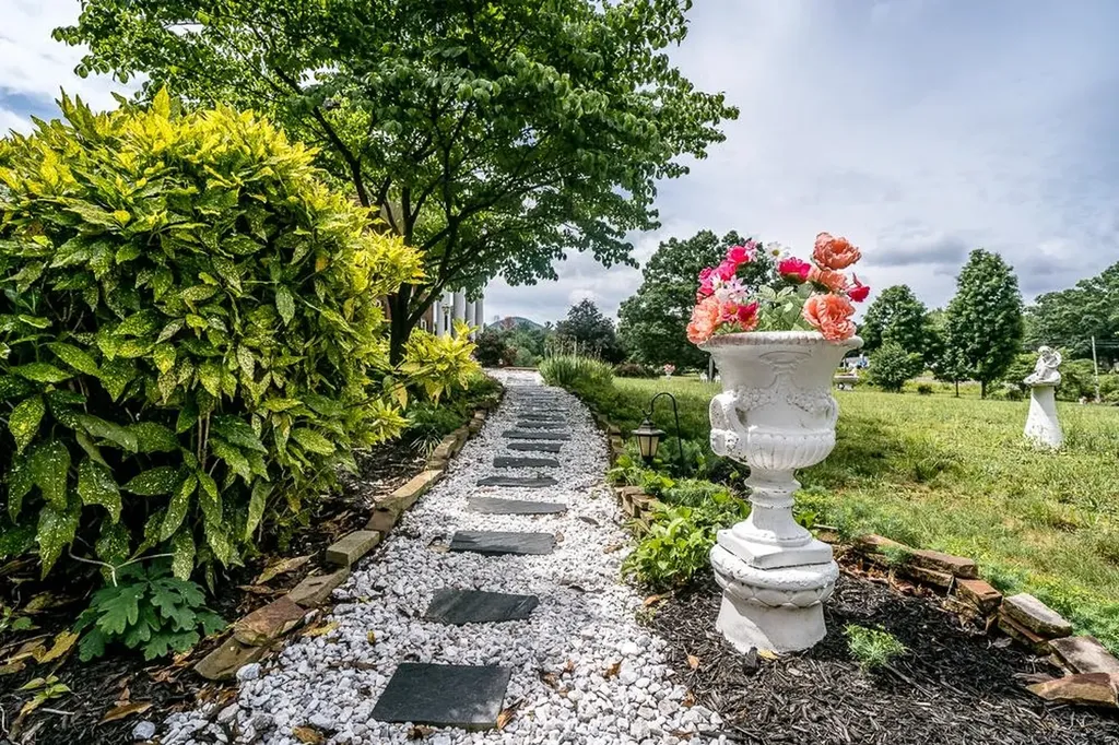 8217 South East Side Highway Elkton VA 22827