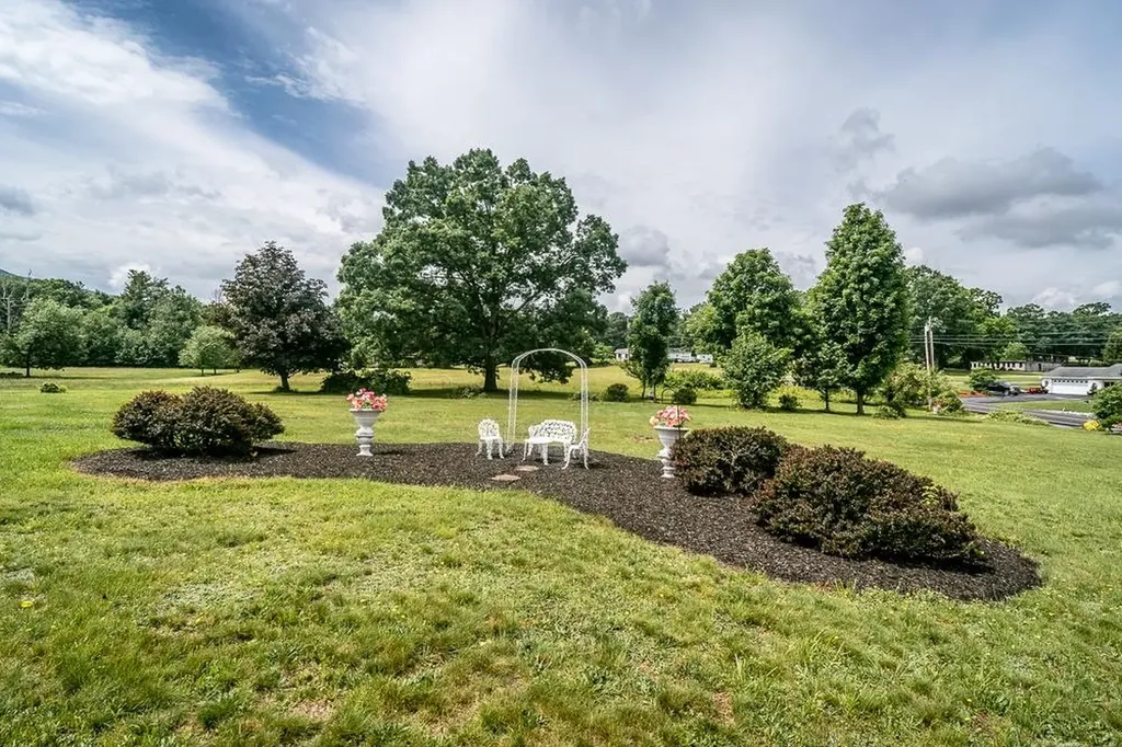 8217 South East Side Highway Elkton VA 22827