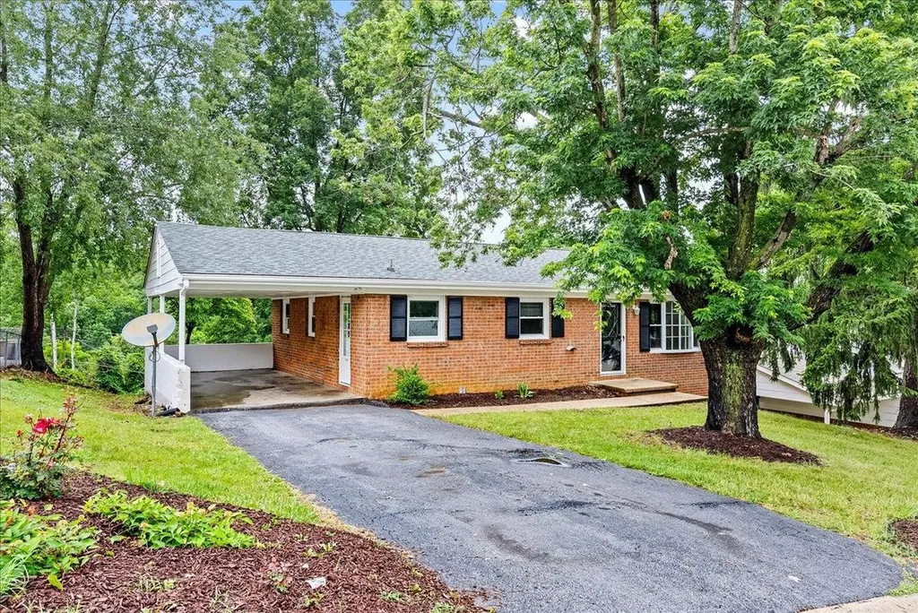322 Monument Drive Staunton VA 24401