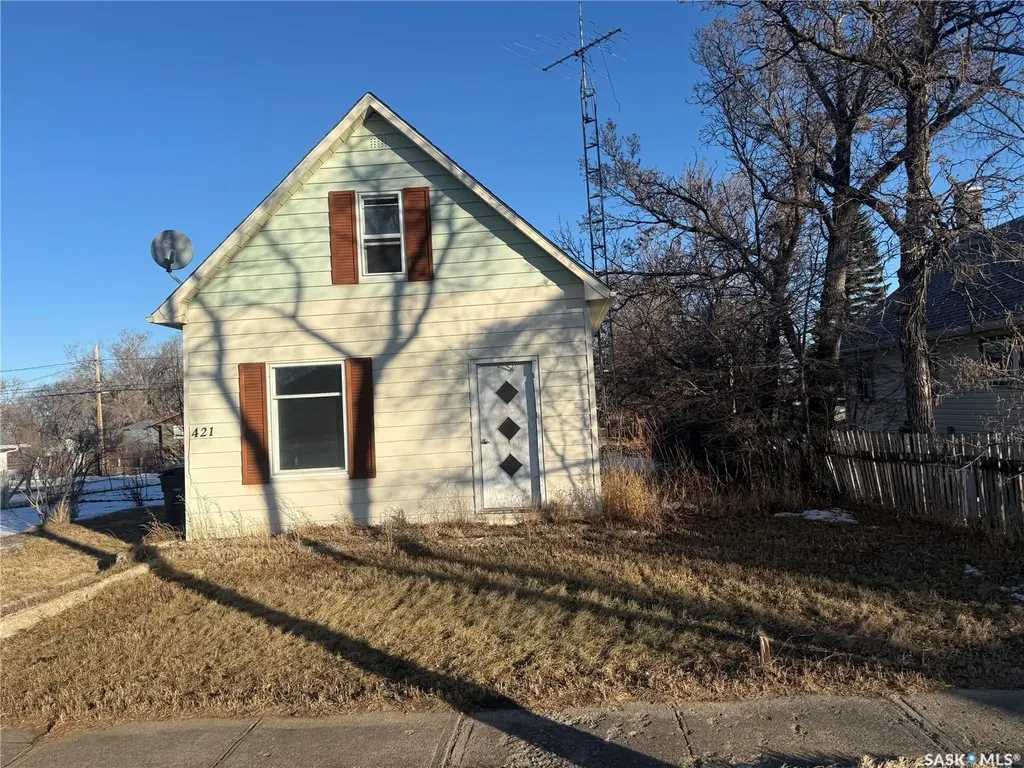 421 3rd Avenue E Assiniboia SK S0H 0B0