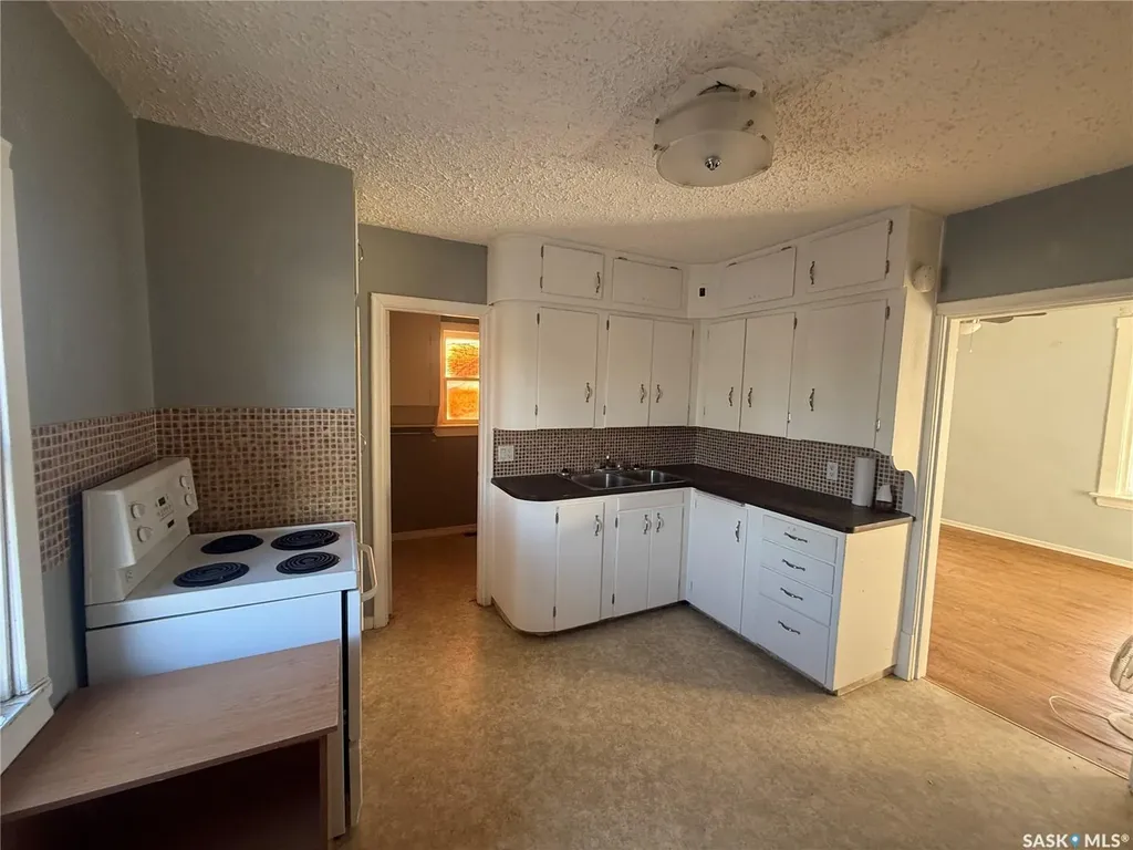 421 3rd Avenue E Assiniboia SK S0H 0B0
