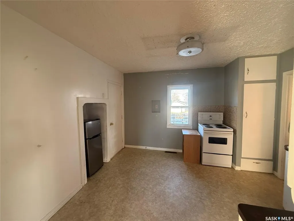 421 3rd Avenue E Assiniboia SK S0H 0B0