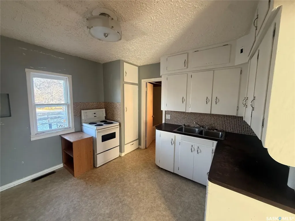 421 3rd Avenue E Assiniboia SK S0H 0B0