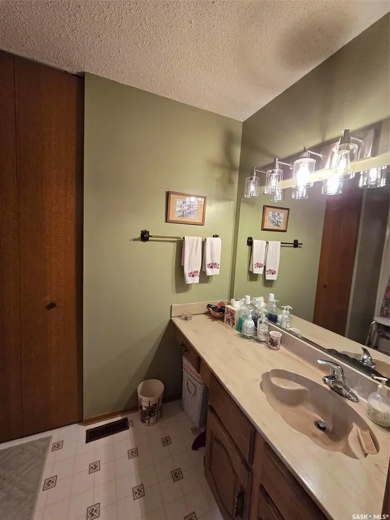 903 Assiniboia Avenue Grenfell SK S0G 2B0