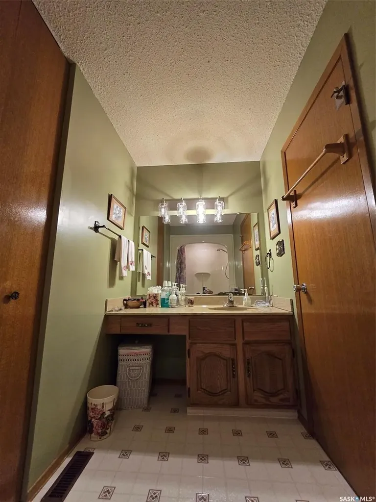 903 Assiniboia Avenue Grenfell SK S0G 2B0