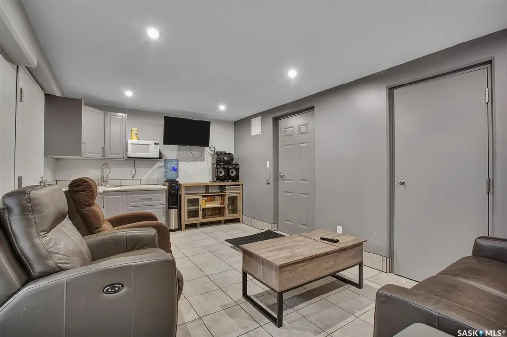 3102 Caen Street Saskatoon SK S7M 3N5
