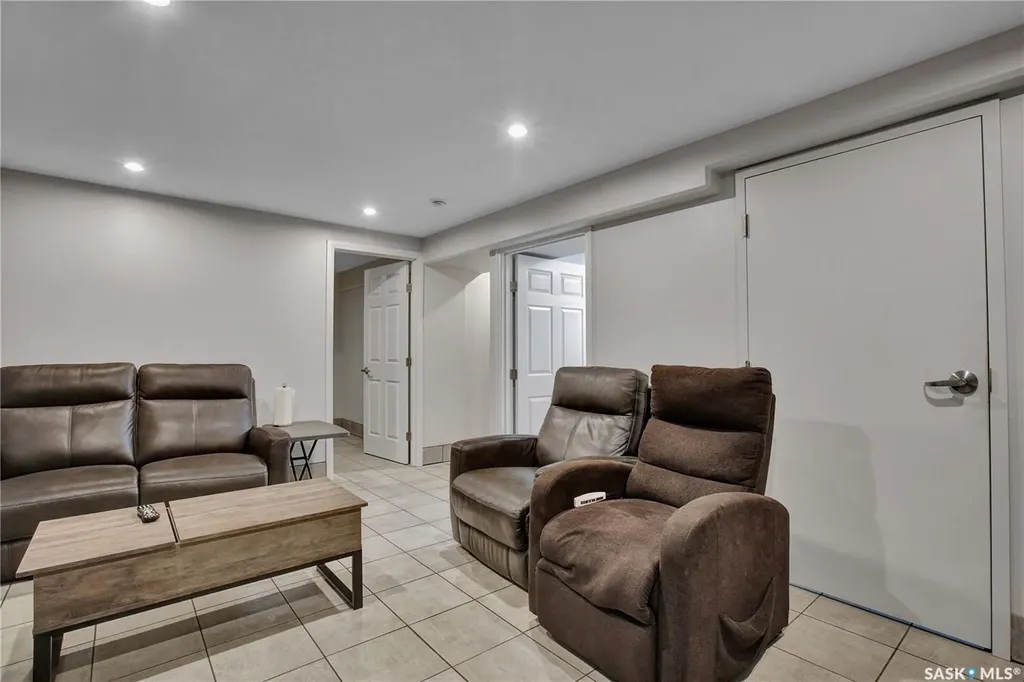 3102 Caen Street Saskatoon SK S7M 3N5