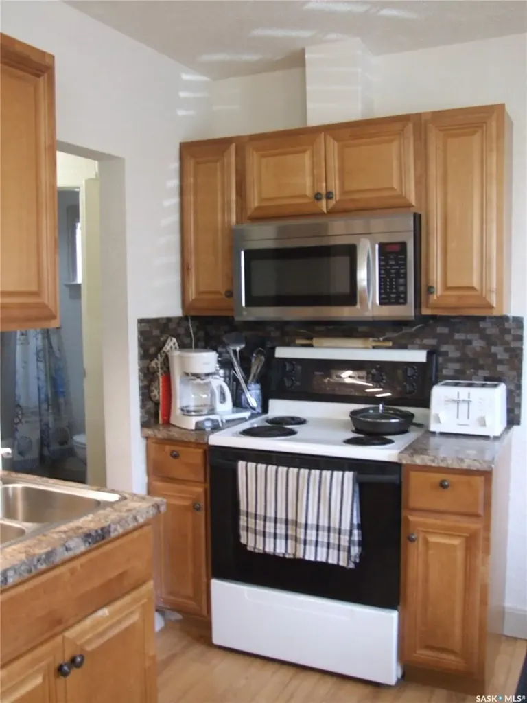 115 1st Street E Leader SK S0N 1H0