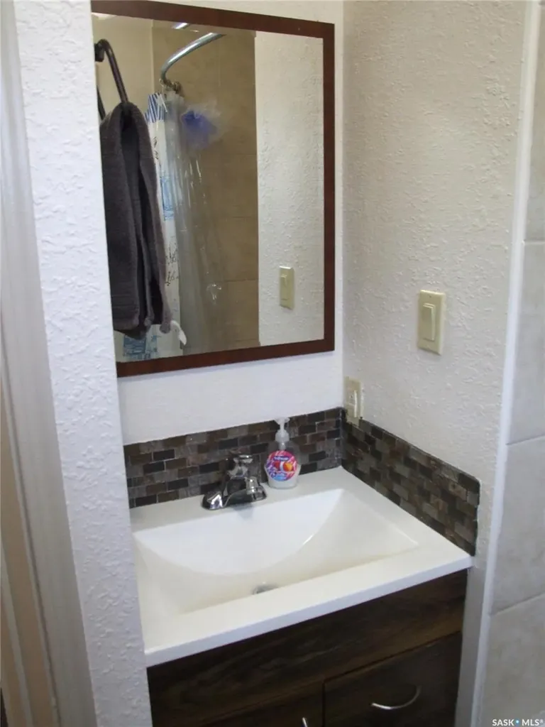 115 1st Street E Leader SK S0N 1H0