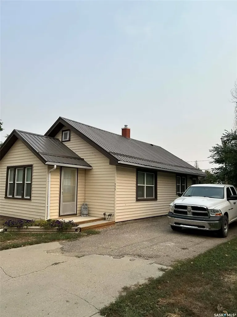 115 1st Street E Leader SK S0N 1H0