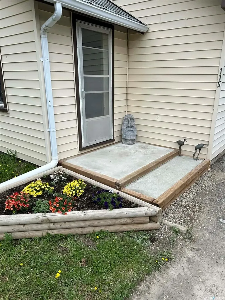 115 1st Street E Leader SK S0N 1H0