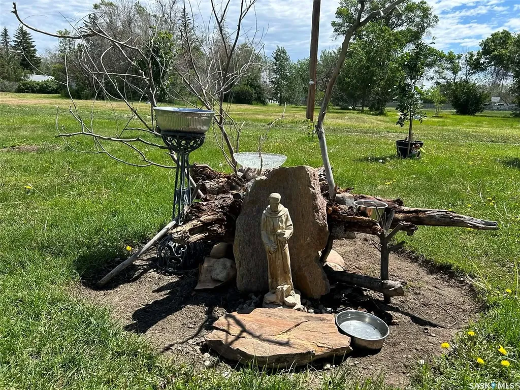 115 1st Street E Leader SK S0N 1H0