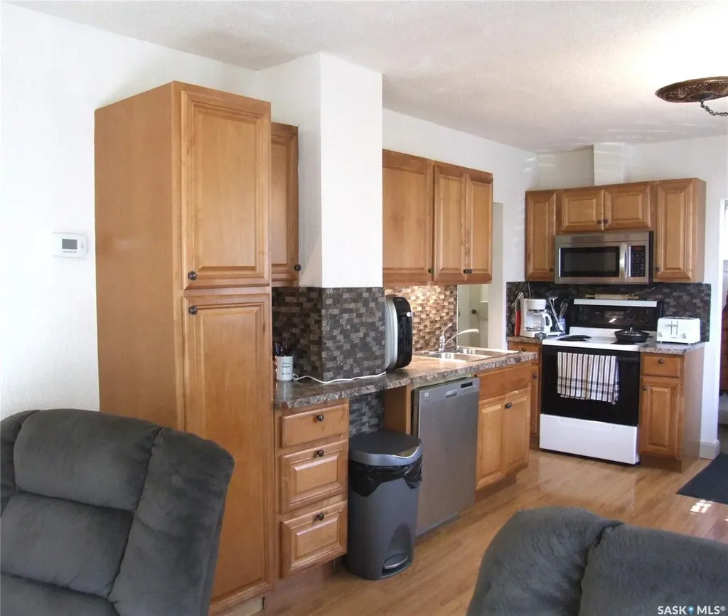 115 1st Street E Leader SK S0N 1H0