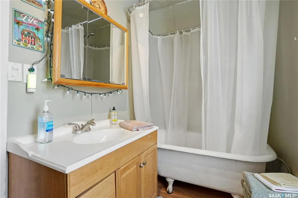 418 Main Street Gravelbourg SK S0H 1X0